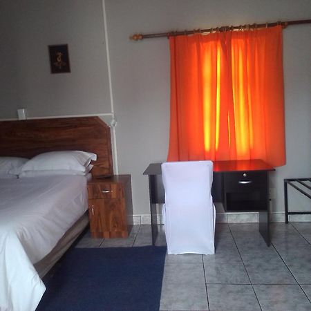 Feathers Inn Guest House ولفس بي المظهر الخارجي الصورة